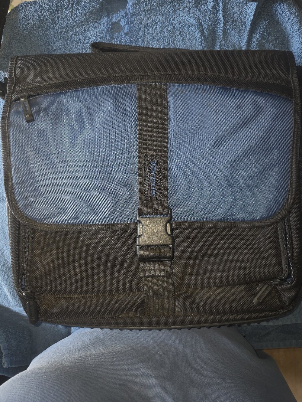 Targus Blue & Black Laptop Shoulder Messenger Bag With Partitions